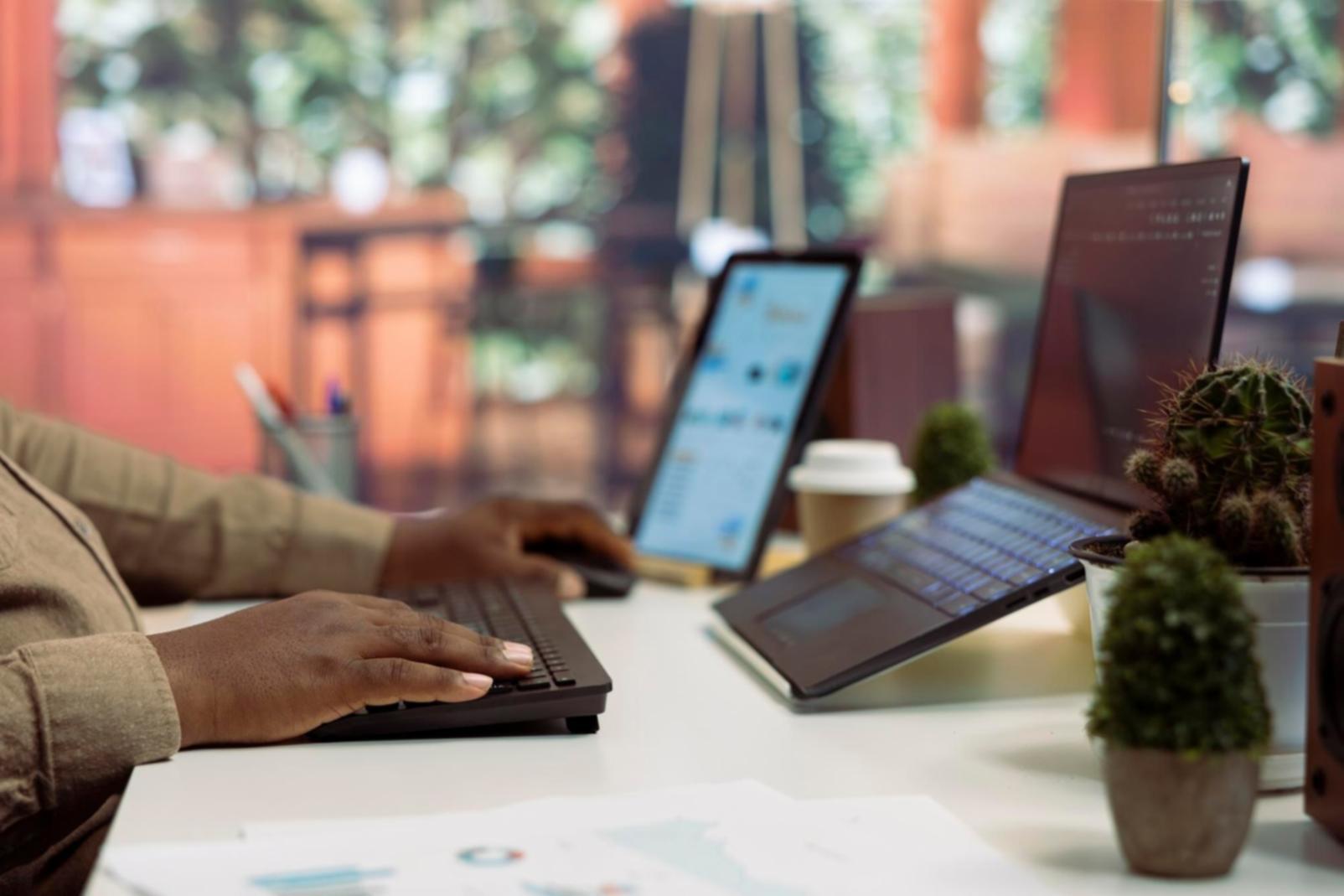Studenti che lavorano su progetti di analytics mobile durante una sessione pratica del corso